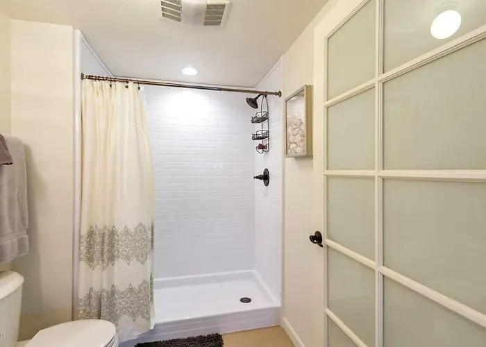 Little In Melrose! New Listing! Guest house
