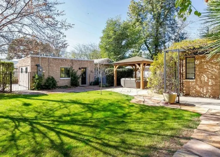 Little In Melrose! New Listing! 4* Phoenix